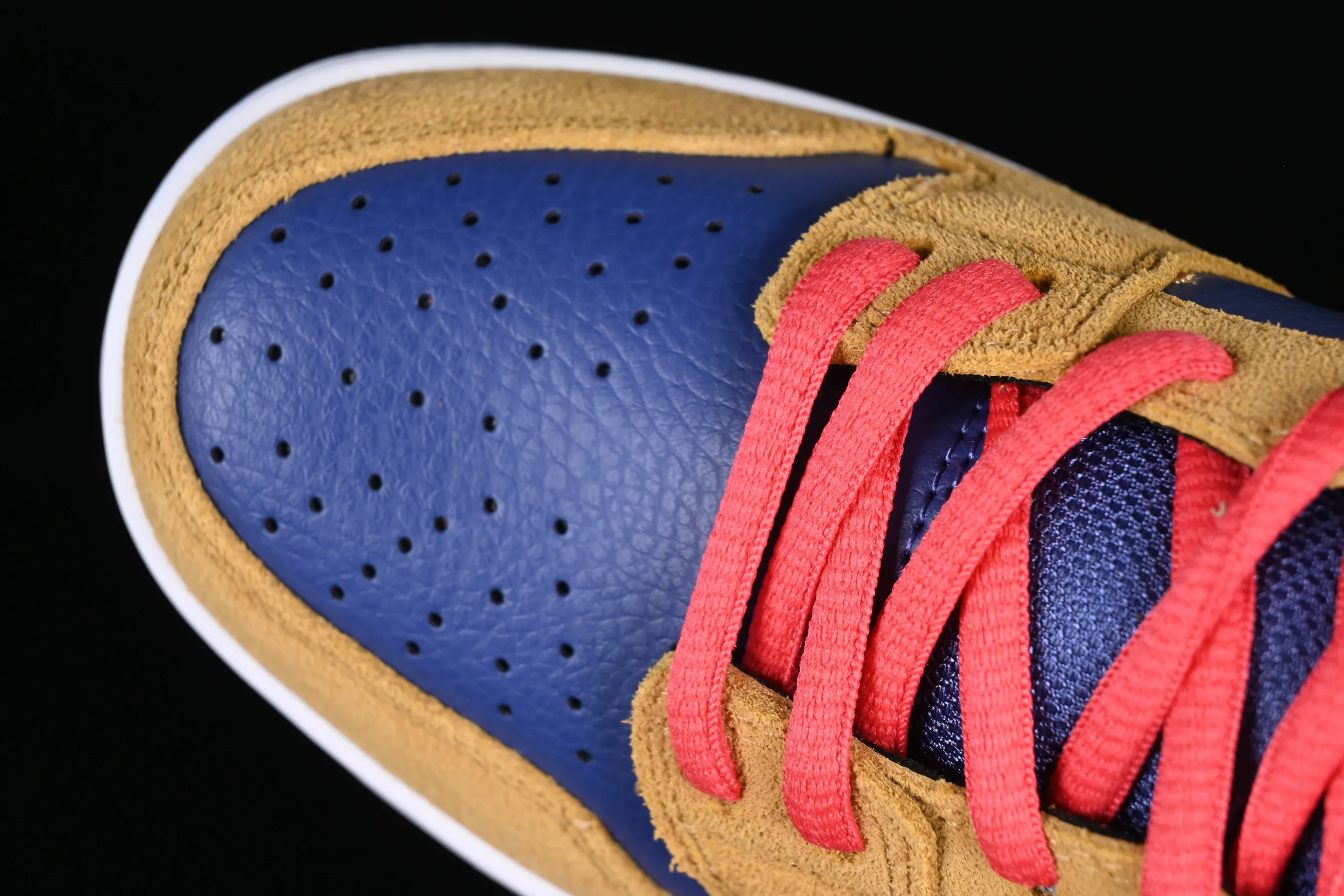 All categories Nk SB Dunk series Nk SB Dunk Low low-top sneakers Nk SB Dunk Low dark brown, white and yellow color SB smashed backboard fashion casual sneakers BQ6817-700
